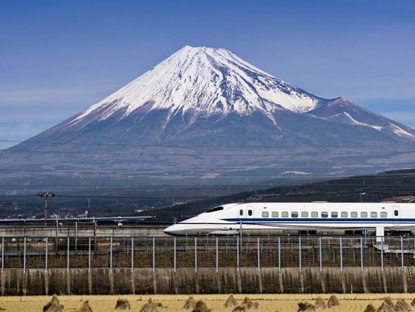 Và cuối cùng từ Tokyo, bạn cũng dễ dàng tới núi Phú Sĩ trên những chuyến tàu Shinkansen.
