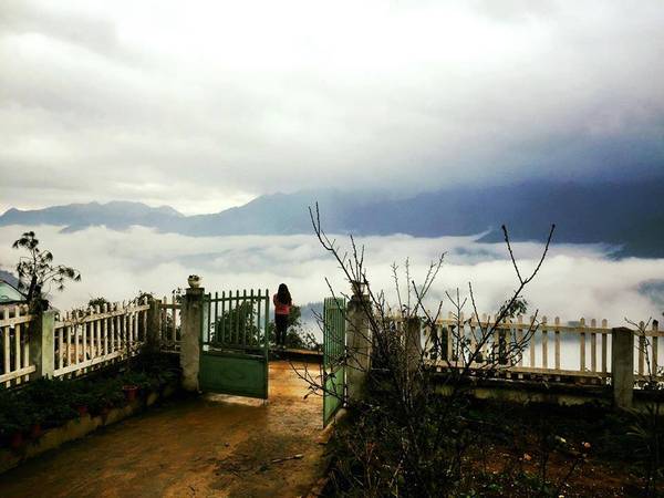 Biển mây trước hiên nhà. Ảnh: VietTrekking Homestay