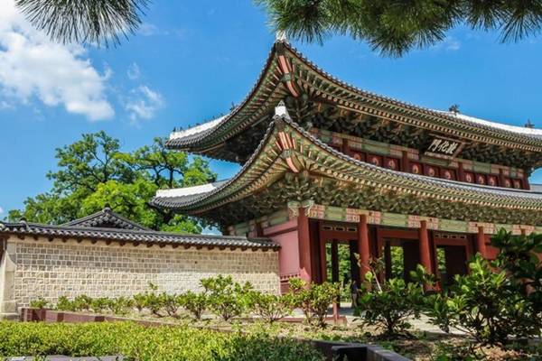 Cung điện Changdeok-gung thu hút du khách kể từ khi được công nhận là Di sản thế giới.