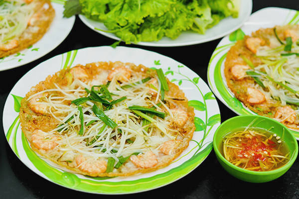 Bánh xèo tôm nhảy là một trong những món ngon nhất định phải ăn khi đến Quy Nhơn. 