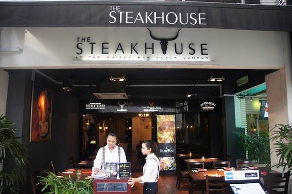 Đừng ngạc nhiên nếu bạn đến nhà hàng steak nhưng lại chỉ được phục vụ thìa và dĩa. Người Malaysia thường ăn bằng tay (giống Ấn Độ) và đó là lý do họ không chuẩn bị dao cho thực khách. Ảnh: Time Out.