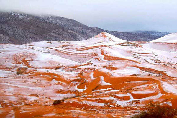 Tuyết rơi ở trên những cồn cát ở độ cao khoảng 1.000 m so với mực nước biển và được bao quanh bởi dãy núi Atlas. Và chỉ sau một ngày, những bông tuyết trắng bốc hơi hoàn toàn, trả lại cái nóng gay gắt và màu sắc vốn có của sa mạc. 