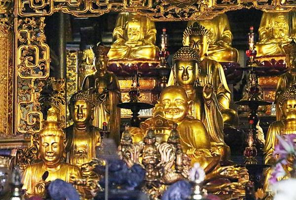 Chùa còn lưu giữ nhiều pho tượng Phật, Bồ tát có giá trị nghệ thuật, đáng chú ý là pho tượng đức Phật Thích Ca nhập Niết bàn bằng gỗ sơn son thếp vàng.