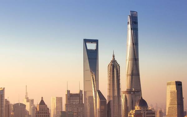 2. Tháp Thượng Hải, Thượng Hải, Trung Quốc (632 m): Tòa tháp có chi phí xây dựng 2,4 tỷ USD này tượng trưng cho sự phát triển vượt bậc của Thượng Hải, là công trình thứ 2 vượt qua giới hạn 610 m. Đây là một tòa nhà thân thiện với môi trường, được gọi là “thành phố thẳng đứng” với vườn trong nhà, cùng vô số cửa hàng, khách sạn, văn phòng bên trong.