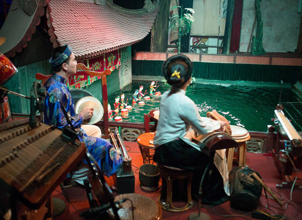 Thưởng thức kem Tràng tiền và ngắm hoàng hôn trên cầu Long Biên là những điều không thể bỏ lỡ khi đi thăm thú Hà Nội. Ở Hà Nội, với mình có 2 nơi ngắm hoàng hôn đẹp nhất là trên cầu Long Biên và bên kè Hồ Tây.