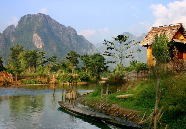  Vang Vieng là một thị trấn nhỏ, yên bình nằm bên bờ sông Nam Song.