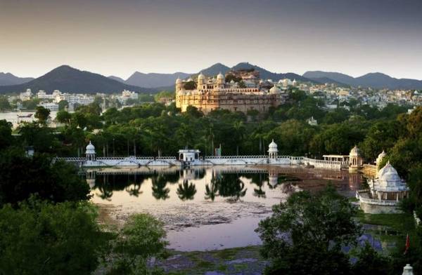 Các cung điện rực rỡ như ngọc bên hồ Pichola là điểm tham quan chính của Udaipur - Ảnh AFP