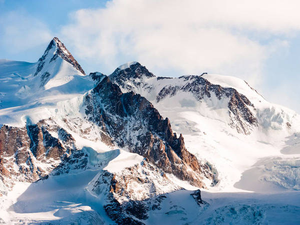 Dãy Alps chạy qua phần lớn lãnh thổ Thụy Sĩ với ngọn núi cao nhất là Dufourspitze nằm trong khối núi Monte Rosa, một nhóm các ngọn núi nằm trên biên giới Thụy Sĩ với Ý.