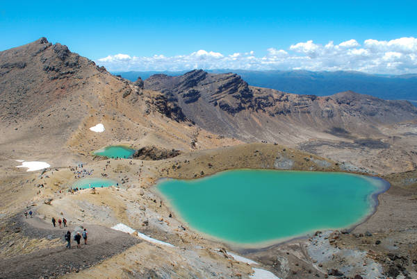 Công viên Tongariro nổi tiếng với địa hình núi lửa ngoạn mục và ẩn chứa nhiều điều thú vị, trong đó phải kể đến các hồ nước nhỏ màu xanh ngọc tuyệt đẹp nằm rải rác trong khu vực này. Ảnh: flickr/Daniele Sartori