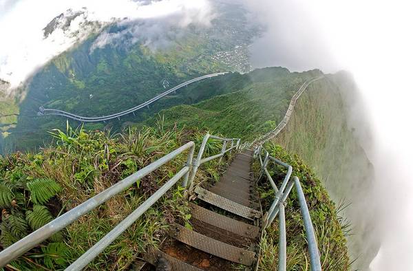 Cầu thang Haiku 4.000 bậc dẫn lên đỉnh Pu'u Keahi a Kahoe ở đảo Oahu, Hawaii, Mỹ, hấp hẫn những du khách yêu mạo hiểm do có phong cảnh ngoạn mục. Ảnh: Placestoseeinyourlifetime.