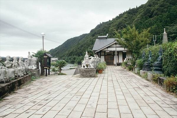 Khu vực này ở gần thị trấn Osawano của Nhật Bản, trong ngôi làng Fureai Sekibutsu no Sato - có nghĩa là “ngôi làng nơi bạn thấy các tượng Phật”.