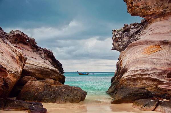 Những vách đá có hình dáng kỳ lạ trên đảo Koh Khai Nai. Ảnh:@ mitra_mphotography