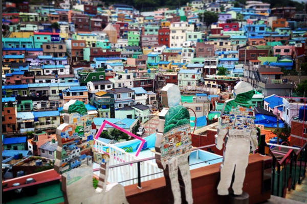 Đến với Busan ở Hàn Quốc, bạn không thể bỏ qua làng Gamcheon với những ngôi nhà màu sắc xen kẽ nhau. Gamcheon thực chất là ngôi làng nghèo từ thời chiến. Từng được xem là khu nhà ổ chuột trên đỉnh núi, nhưng nhờ dự án nghệ thuật của sinh viên trong năm 2016 mà khoảng 300 căn nhà nơi đây đã trở thành tác phẩm nghệ thuật, phòng trưng bày, quán cà phê... để cải thiện đời sống người dân. Ảnh: shoesonroad.