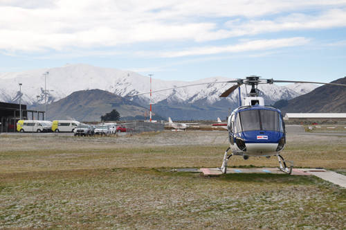 Đi trực thăng lên đỉnh núi tuyết.