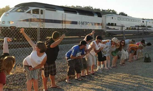 Ngày hội "kéo quần khoe mông": Mooning Amtrack là tên một lễ hội 30 năm tuổi, diễn ra vào thứ 7 tuần hai của tháng 7 ở Laguna Niguel, nam California. Vào ngày này, người dân địa phương và du khách sẽ đứng bên hàng rào, cạnh nơi có đường ray xe lửa và đồng loạt tụt quần, khoe mông khi có đoàn tàu chạy qua.