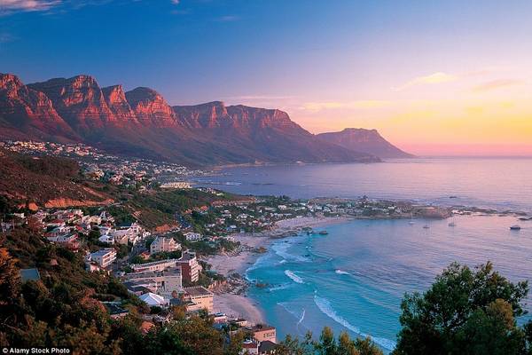 Cape Town (Nam Phi) nổi tiếng là một trong những nơi có hoàng hôn đẹp nhất thế giới. Từ trên cao, du khách có thể ngắm nhìn mặt biển hiền hòa dưới chân núi Table. Tất cả chìm trong ánh đỏ hồng lãng mạn khi mặt trời lặn. 
