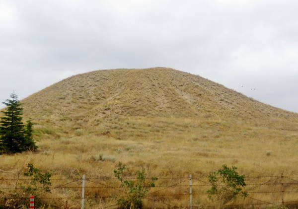 Toàn cảnh lăng mộ vua Midas nằm trong ngọn đồi - Ảnh: KIM NGÂN