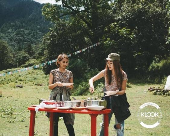 Thưởng thức buổi picnic với người địa phương Một trong những kỷ niệm đáng nhớ nhất của bạn có thể là bữa ăn ở Bhutan, trong không gian xanh mát của một đồng cỏ rộng cùng dân địa phương. Các món ăn đặc trưng như ema datshi (phô mai ớt), kewa datshi (phô mai khoai tây)...