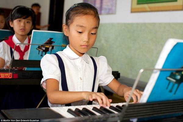 Học sinh trong giờ học nhạc cụ tại trường Showcase ở thủ đô Bình Nhưỡng.