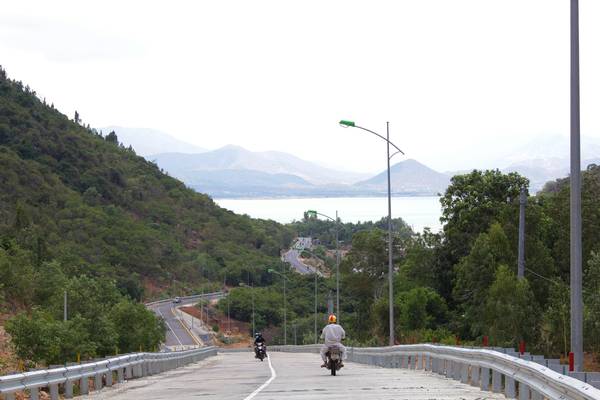 Cung đường DT702 hướng ra vịnh Cam Ranh. Ảnh: Tiểu Duy