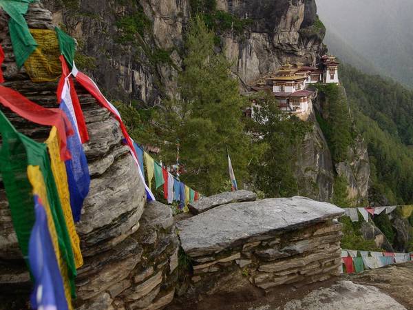  Các lá cờ nguyện treo ở điểm quan sát nhìn ra Taktsang Palphug, tu viện hàng trăm năm tuổi, nơi được coi là biểu tượng quốc gia của Bhutan. Nằm trên vách đá bên thung lũng Paro, ngôi đền cổ này là điểm hành hương cho người Bhutan.