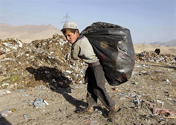Trên đường phố Afghanistan, vô số trẻ em phải đánh giày, ăn xin cho đến thu nhặt ve chai để kiếm sống. Các em sẵn sàng làm đủ mọi việc để có tiền. Chính những điều này khiến bacha bazi sẽ còn tiếp diễn. Ảnh: Omar Sobhani.