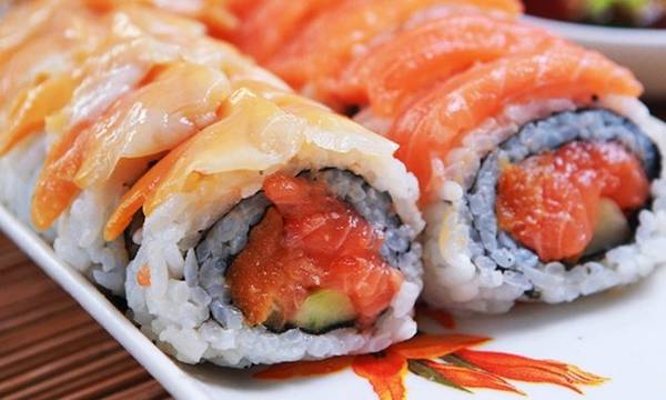 Có nhiều nguyên liệu để chế biến sushi, nhưng quan trọng nhất vẫn là cá tươi. Ảnh: Tes. 