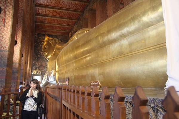 Bức tượng Phật nằm dát vàng nổi tiếng ở Wat Pho. Ảnh: San San