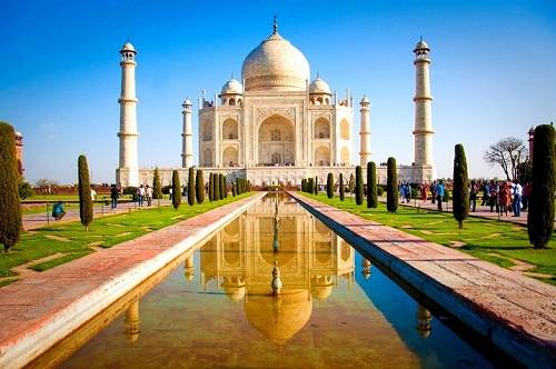 Hình ảnh đối xứng của đền Taj Mahal khi phản chiếu xuống mặt hồ. Ảnh: Beautiful Global