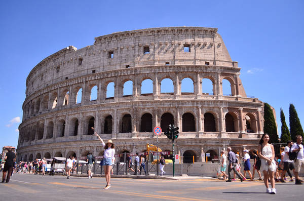 Đấu trường La Mã Colosseum - Roma vào một ngày nắng đẹp.