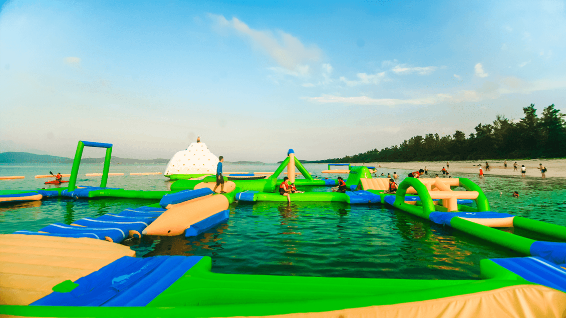Khu vui chơi dưới nước Cô Tô Park nằm tại khu vực nổi tiếng bãi biển Hồng Vàn.