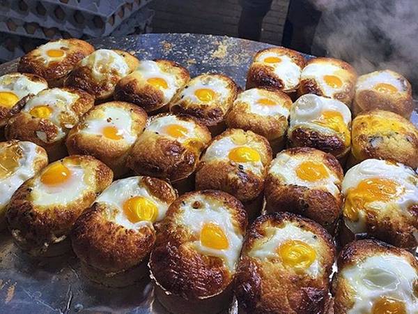 Gyeran bbang là món ăn đường phố phổ biến vào mùa đông, gồm bánh mì và trứng.