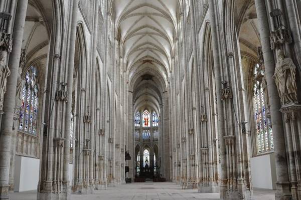 Nhà thờ có không gian bên trong rộng rãi, với 80 cửa sổ kính màu cho ánh sáng lọt vào. Ảnh: Patrimoine-histoire.