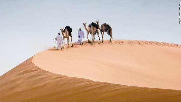 6. Sa mạc: Ở Abu Dhabi, sa mạc chỉ cách thành phố một quãng đường ngắn. Du khách có thể tham gia các tour tham quan trên lưng lạc đà, hoặc lái xe địa hình vượt những cồn cát đỏ khổng lồ.