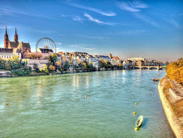 Thành phố Basel nằm bên bờ sông Rhine nổi tiếng với thánh đường Gothic xây bằng đá sa thạch đỏ từ thế kỷ 12.