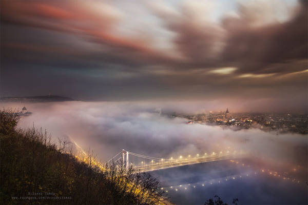 Sương mù như bàn tay đang vươn ra ôm lấy cây cầu bắc