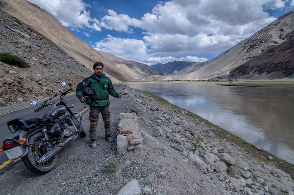 Đối với những tâm hồn thích phiêu lưu và yêu thiên nhiên, Ladakh hoàn toàn có thể đáp ứng được yêu cầu khắt khe nhất. Ladakh nằm trong khu vực Trans-Himalaya. Khách du lịch từ khắp nơi trên thế giới rất thích cảnh quan nơi đây. Với họ, khám phá vùng đất rộng lớn và xinh đẹp này không bao giờ đủ.