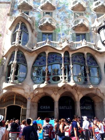 Công trình mở cửa đón khách từ 9h đến 21h hàng ngày với giá vé tham quan là 22 euro/ người lớn, trẻ em dưới 7 tuổi được miễn phí. Là một biểu tượng cho sự nghiệp kiến trúc của Antoni Gaudi, Casa Batllo thu hút rất đông khách tham quan mỗi ngày. Để không tốn thời gian xếp hàng mua vé, bạn có thể đặt vé trên mạng. Ảnh: Hương Chi.
