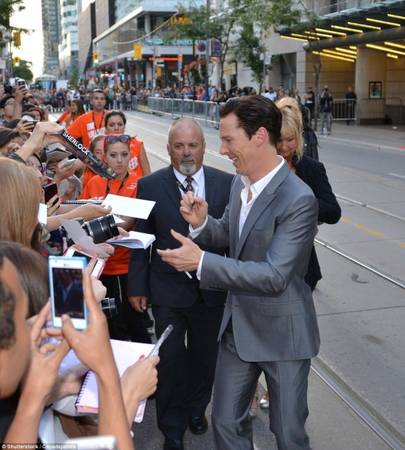 Nam diễn viên Benedict Cumberbatch ký tên tặng người hâm mộ bên lề Liên hoan phim Toronto