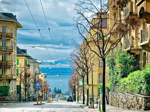 Trụ sở Ủy ban Olympic Quốc tế và bảo tàng Olypmic nằm ở thành phố cổ Lausanne ngay cạnh, cũng bên hồ Geneva.