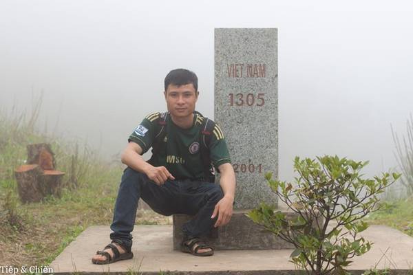 Cột mốc 1305 nằm trên đường tuần tra biên giới Bình Liêu, Hoành Mô, Quảng Ninh, là một trong hai mốc giới nằm ở vị trí cao nhất trên thực địa tỉnh này, cũng là nơi không dễ chạm tay vào.