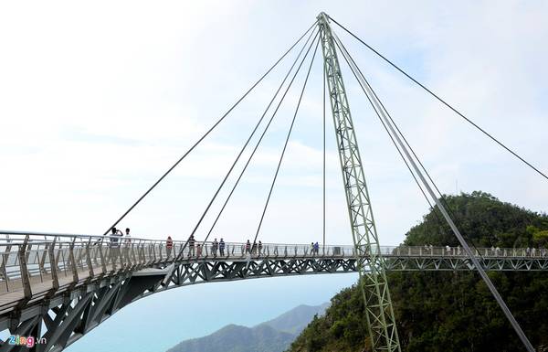 Cầu treo Langkawi cũng được bầu chọn là một trong những cây cầu kỳ dị nhất thế giới và là công trình có quá trình xây dựng rất khó khăn, tốn nhiều công sức.