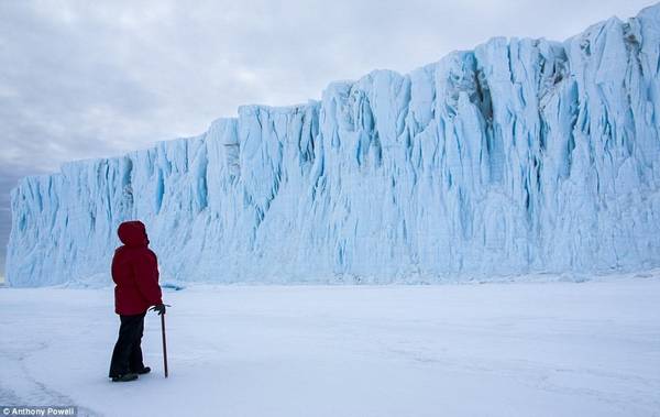 Nam Cực là một trong những nơi lạnh nhất trên trái đất, với nhiệt độ -55 độ C và tốc độ gió 100 km/h. Đây là bức hình Christine Powell đứng đối diện sông băng Barne.