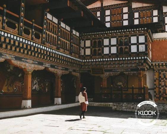 Khám phá các kỳ quan kiến trúc Bhutan là một đất nước có kiến trúc đặc biệt, vừa đơn giản vừa công phu. Màu sắc và các thiết kế được kết hợp tạo nên "bữa tiệc" đã mắt người xem. Những lớp mái bằng nổi bật và tô điểm cho công trình thêm cuốn hút. Điểm đặc biệt là các tòa nhà thường được xây ở vách núi hoặc trên đỉnh núi. 