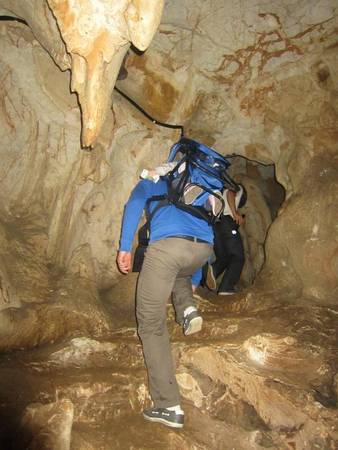 Du khách thích thú khám phá hang động.