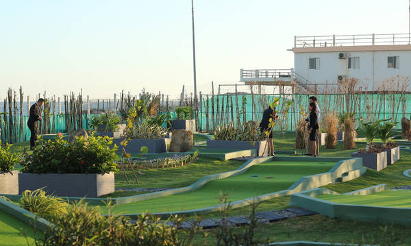 Sân golf mini 18 hố hoàn toàn mới và miễn phí cho khách trong khu nghỉ dưỡng The Grand Hồ Tràm Strip. 
