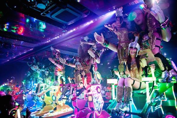 Kabukicho là phố đèn đỏ ở phía bắc giao lộ Yasukuni-dori, phía đông nhà ga Shinjuku Seibu, nổi tiếng với hàng nghìn quán bar, nhà hàng, hộp đêm, khách sạn tình yêu và những dịch vụ tình dục khác. Phần nhiều trong số đó không phục vụ người nước ngoài, trừ khi đi cùng một người biết tiếng Nhật. Nổi bật nhất trong khu Kabukicho là nhà hàng Robot, nơi du khách có thể thưởng thức cuộc vật lộn giữa robot, khủng long và các vũ nữ xinh đẹp người Nhật trong bộ bikini gợi cảm. Doanh thu nhà hàng một năm lên tới 10 triệu USD. Ảnh: Tchintcha.