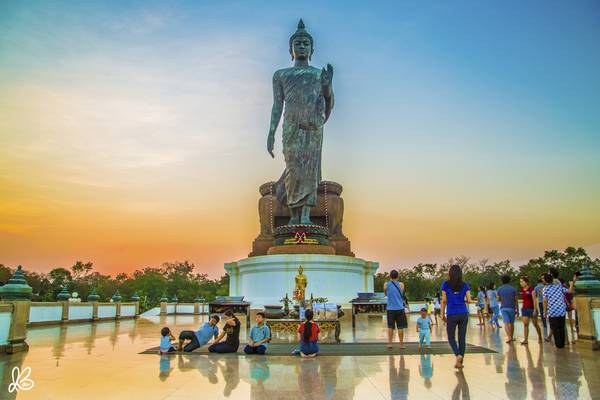 Bức tượng Phật tại Phutthamonthon, đây được xem là pho tượng Phật đứng cao nhất thế giới.