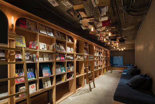 Nhà nghỉ Book and Bed (Sách và Giường) vừa khai trương ngày 5/11 tại Tokyo sẽ có hơn 1.700 cuốn sách và truyện tranh bằng cả tiếng Anh và Nhật phục vụ khách. Đặc biệt, mang đến không gian nghỉ ngơi cho du khách muốn đắm chìm trong những cuốn sách.