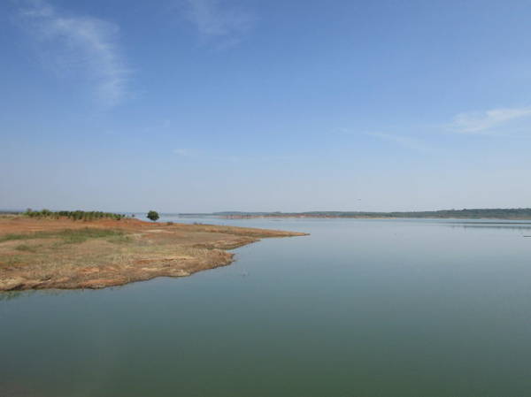 Hồ Sông Ray nhìn từ đập tràn, hướng đông của hồ, thuộc xã Hòa Hưng, huyện Xuyên Mộc - Ảnh: Nguyễn Thiên Đăng